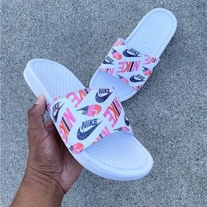 WMNS NIKE BENASSI SLIDES JUST
DO IT WHITES PRINTS PINKS GREYS ORANGES WHITES